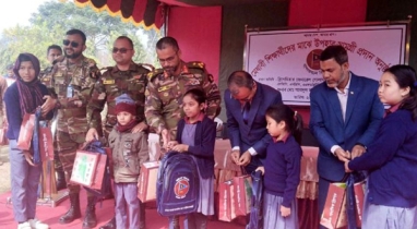 সেনাবাহিনীর উদ্যোগে বান্দরবানে শিক্ষার্থীদের মধ্যে শিক্ষাসামগ্রী বিতরণ